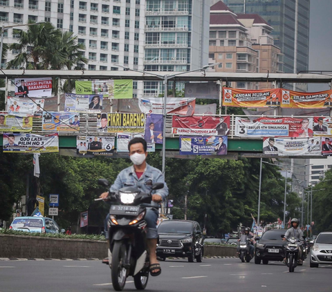 FOTO: Rusak Pemandangan Ibu Kota, Deretan Alat Peraga Kampanye Ubah JPO Ini Jadi Mirip 