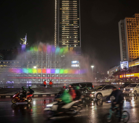 Pekerja sedang melakukan pengecekan untuk persiapan pertunjukan air mancur pada malam pergantian tahun 2023 menuju 2024 di Bundaran HI, Jakarta, Rabu (27/12/2023) malam.