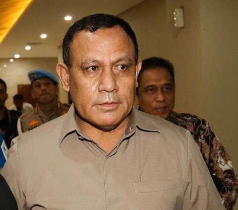 Ketua nonaktif KPK Firli Bahuri berjalan dengan pendampingan sejumlah pengawal seusai menjalankan pemeriksaan di Bareskrim Polri, Jakarta, Rabu (27/12/2023) malam.