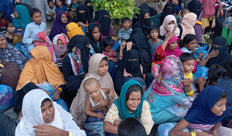 Tiba di Kantor Kanwil Kemenkumham Aceh yang hanya berjarak ratusan meter dari Balai Meuseuraya Aceh, pengungsi yang terdiri dari anak-anak, perempuan, dan laki-laki dewasa itu diturunkan.