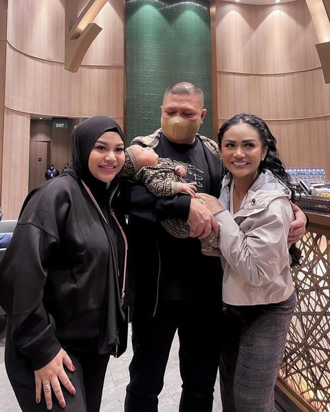 Netizen sempat berspekulasi bahwa Raul dan Kris akan ikut liburan bersama keluarga Aurel Hermansyah.