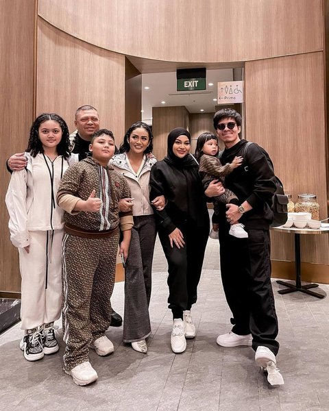 Saat foto ini diunggah, banyak netizen yang malah salah fokus dengan tisu yang menempel di bawah sepatu Atta.