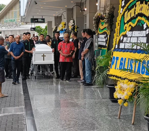 Jenazah mantan Gubernur Papua Lukas Enembe dikabarkan bakal tiba sekira Pukul 09.00 WIT di Bandara Sentani, Kabupaten Jayapura Papua.