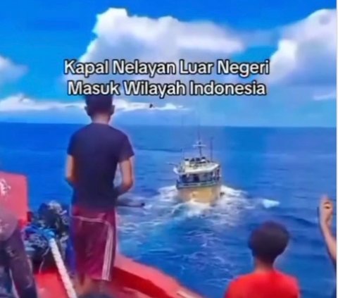 Viral Momen Nelayan Indonesia Diduga Usir Kapal Asing, Begini Klarifikasinya