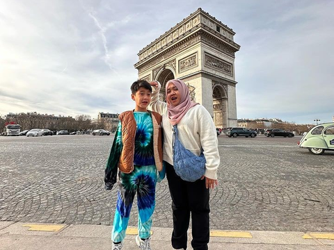 Gaya Lala Pengasuh Rafathar dan Sus Rini Jalan-jalan di Prancis Pakai Outfit Samaan, Kompak Banget!