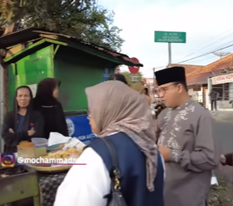 Pulang Kampung Ke Kuningan Jawa Barat, Capres Anies Baswedan Tak Malu Sarapan Serabi Panas di Pinggir Jalan
