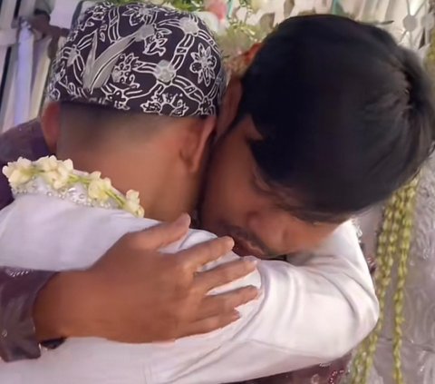 Ditinggal Menikah Lebih Dahulu, Momen Kakak Menangis Tanpa Henti di Pernikahan Adik Ini Viral