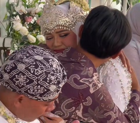 Ditinggal Menikah Lebih Dahulu, Momen Kakak Menangis Tanpa Henti di Pernikahan Adik Ini Viral