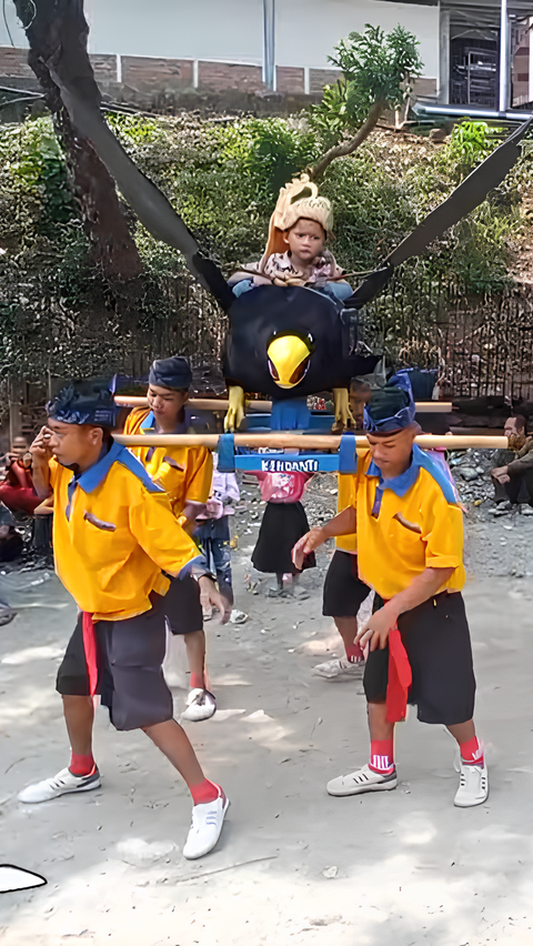 Melihat Tradisi Mamanukan Khas Pantura Jawa Barat, Hadirkan Patung Burung Besar untuk Kendaraan Anak yang Disunat