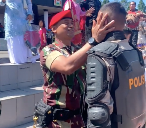 Potret Gagah Anggota Kopassus Hadiri Pelantikan Anak jadi Polisi, Sosoknya jadi Perhatian