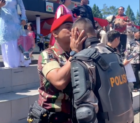 Potret Gagah Anggota Kopassus Hadiri Pelantikan Anak jadi Polisi, Sosoknya jadi Perhatian