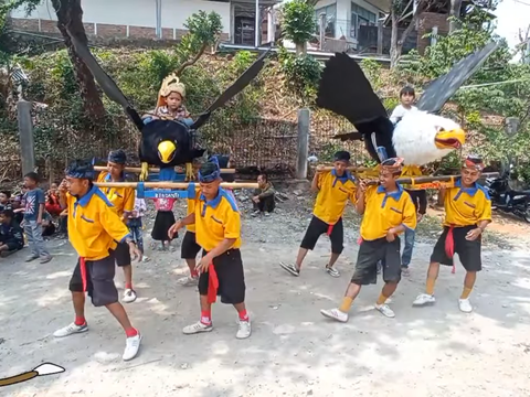 Melihat Tradisi Mamanukan Khas Pantura Jawa Barat, Hadirkan Patung Burung Besar untuk Kendaraan Anak yang Disunat