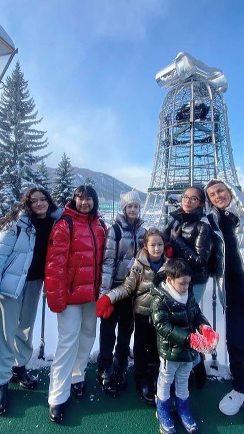 10 Potret Ussy Sulistiawaty dan Keluarga Liburan di Jepang Asyik Banget Main Salju, Netizen 'Good Looking Family'