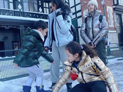 10 Potret Ussy Sulistiawaty dan Keluarga Liburan di Jepang Asyik Banget Main Salju, Netizen 'Good Looking Family'