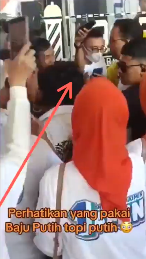 Viral Video of the Moment Anies Was Slapped by a Man Wearing an AMIN Shirt During a Campaign in Pontianak