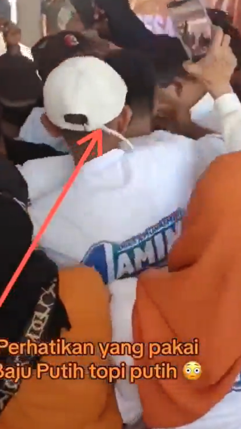 Viral Video of the Moment Anies Was Slapped by a Man Wearing an AMIN Shirt During a Campaign in Pontianak