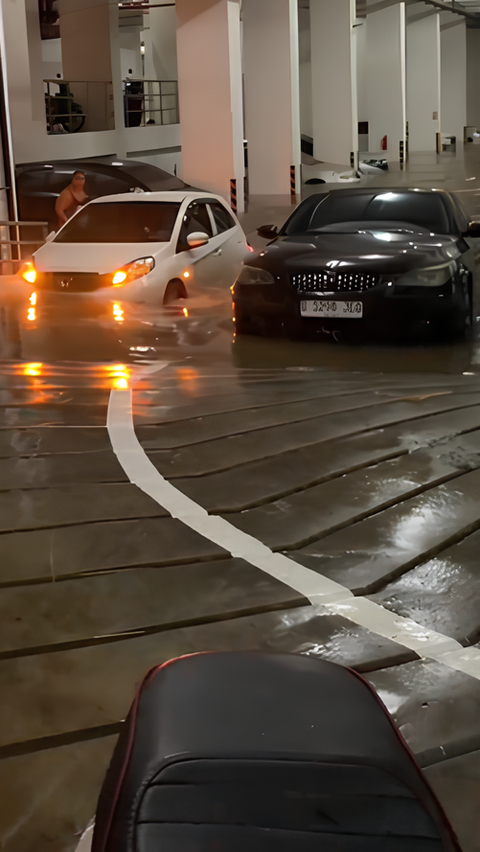 Viral Tempat Parkir di Tangerang Kebanjiran, Air Sampai Masuk ke Dalam Mobil