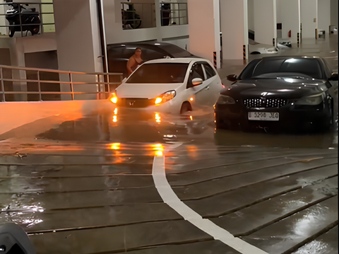 Viral Tempat Parkir di Tangerang Kebanjiran, Air Sampai Masuk ke Dalam Mobil