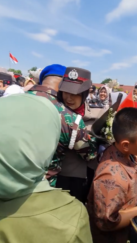 Momen Kopral PM TNI AD Hormat ke Anaknya yang Jadi Polwan, Pangkat Sang Putri Lebih Tinggi dari Ayahnya