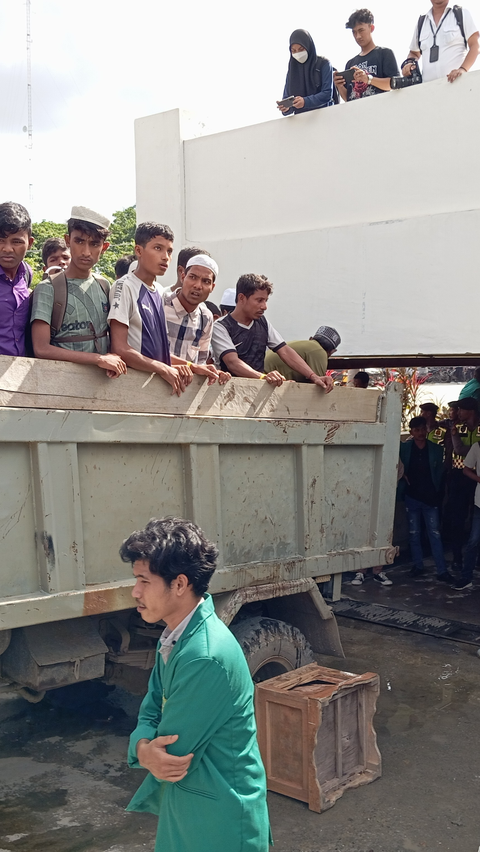 Viral Mahasiswa Aceh Usir Paksa Pengungsi Rohingya, Ibu-Anak Pengungsi Menangis Ketakutan