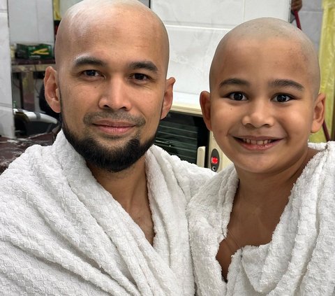 Ikut Umroh, Begini Penampilan Adam Anak Shireen Sungkar saat Dibotaki Bareng Sang Ayah