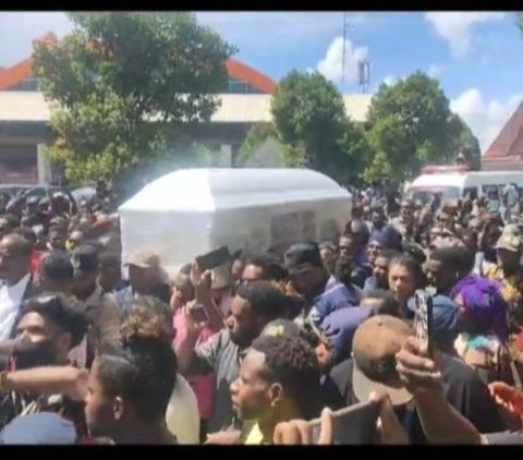 The Funeral Procession of Lukas Enembe Turns Chaotic, Papua Acting Governor's Temple Bleeds from Rock Throwing