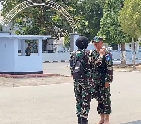 Momen Kakak Cewek Prajurit TNI Kunjungi Adik yang Jalani Semaba, Adik Langsung Hormat dan Push-up