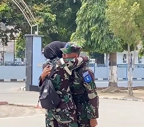 Momen Kakak Cewek Prajurit TNI Kunjungi Adik yang Jalani Semaba, Adik Langsung Hormat dan Push-up