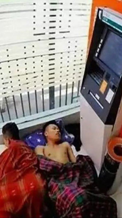 Enak memang tidur siang di ATM. Apalagi ada AC-nya