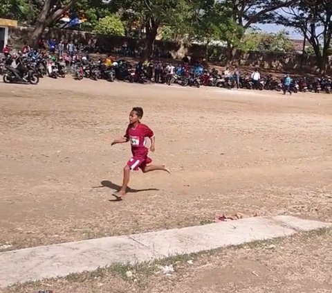 Anak Lomba Lari, Aksi Ayah Ikut Lari Keliling Lapangan Temani Buah Hati Ini Tuai Haru