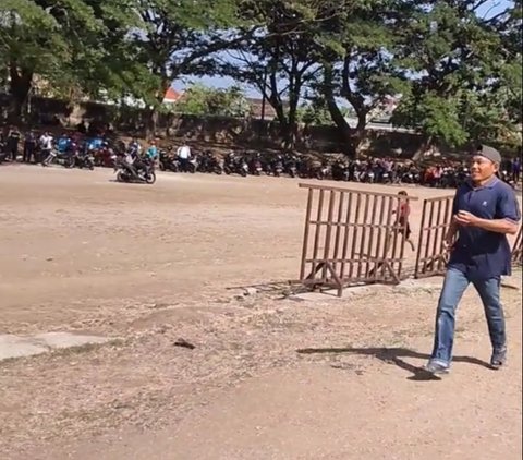 Anak Lomba Lari, Aksi Ayah Ikut Lari Keliling Lapangan Temani Buah Hati Ini Tuai Haru