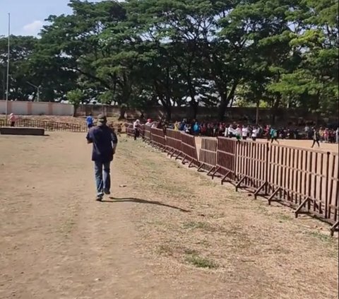 Anak Lomba Lari, Aksi Ayah Ikut Lari Keliling Lapangan Temani Buah Hati Ini Tuai Haru