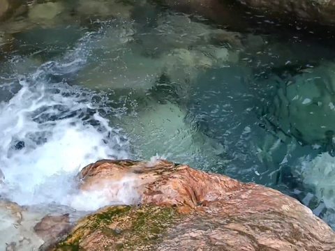 Mengunjungi Segarnya Curug Leuwi Batok di Bogor, Jernih Airnya Kebangetan