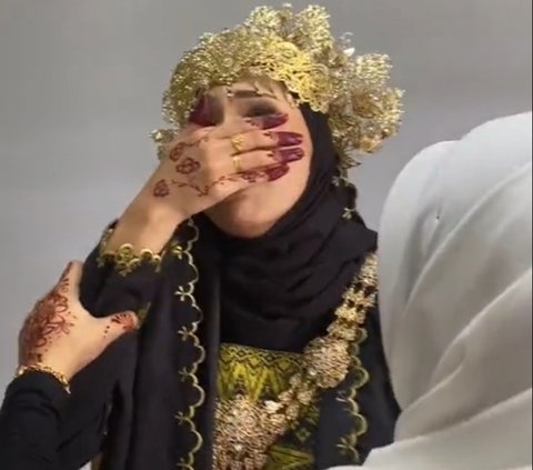 Tak Bertemu 9 Tahun, Pengantin Ini Menangis Haru saat Sahabatnya Diam-Diam Datang ke Pernikahannya