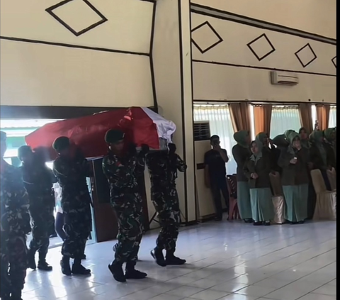 The Sad Cries of the Wife of Corporal Hendrianto, a Member of the Indonesian National Armed Forces (TNI) Who Died in Papua