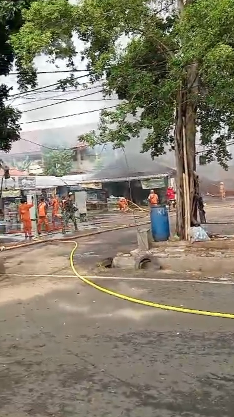 <br>Kebakaran di Kompleks Lanud Halim Perdanakusuma, 13 Kios dan 1 Musala Dilahap Api