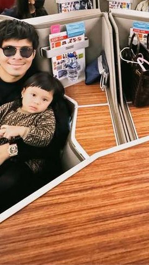 Foto Raul Lemos Gendong Baby Azura untuk Pertama Kali