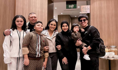 Foto Raul Lemos Gendong Baby Azura untuk Pertama Kali