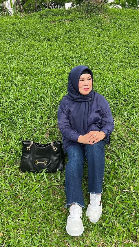 Terkadang ia juga menggunakan busana casual layaknya anak muda dengan celana jeans. Meski begitu, tas tentengannya tetap tas bermerek dengan harga cukup fantastis.