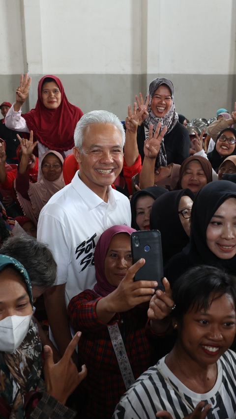 Ganjar Pranowo Laughing Together with the People, a Story of Sleeping at a Citizen's House