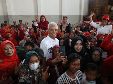 Ganjar Pranowo Laughs with the People, a Story of Sleeping at a Resident's House