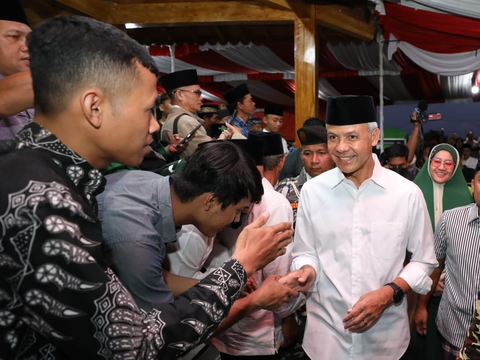 Ganjar Pranowo Laughs with the People, a Story of Sleeping at a Resident's House