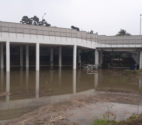 Basemen Apartemen Serpong Garden Kebanjiran, Puluhan Mobil Terendam