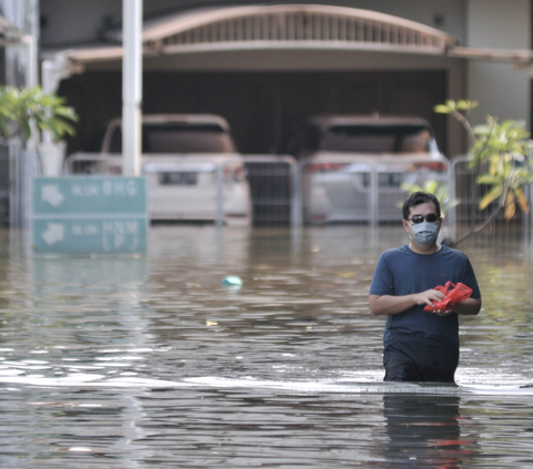 Basemen Apartemen Serpong Garden Kebanjiran, Puluhan Mobil Terendam