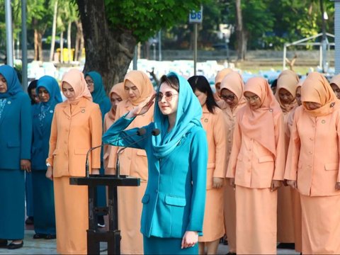 Foto-Foto Arumi Bachsin Sebagai Inspektur Upacara, Gaya Hijabnya jadi Sorotan Netizen