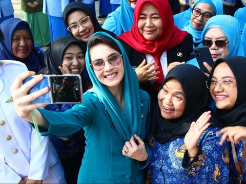 Foto-Foto Arumi Bachsin Sebagai Inspektur Upacara, Gaya Hijabnya jadi Sorotan Netizen