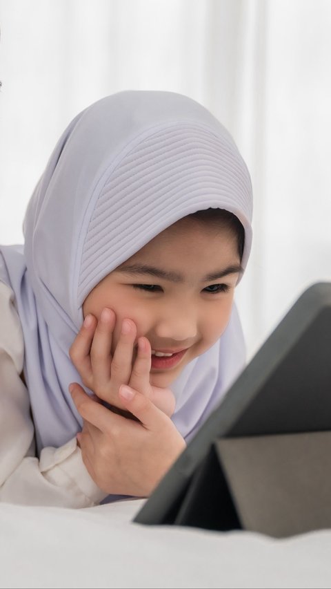 Video Ibu yang Mualaf Ajarkan Pelajaran Agama Islam ke Putrinya Bikin Salut