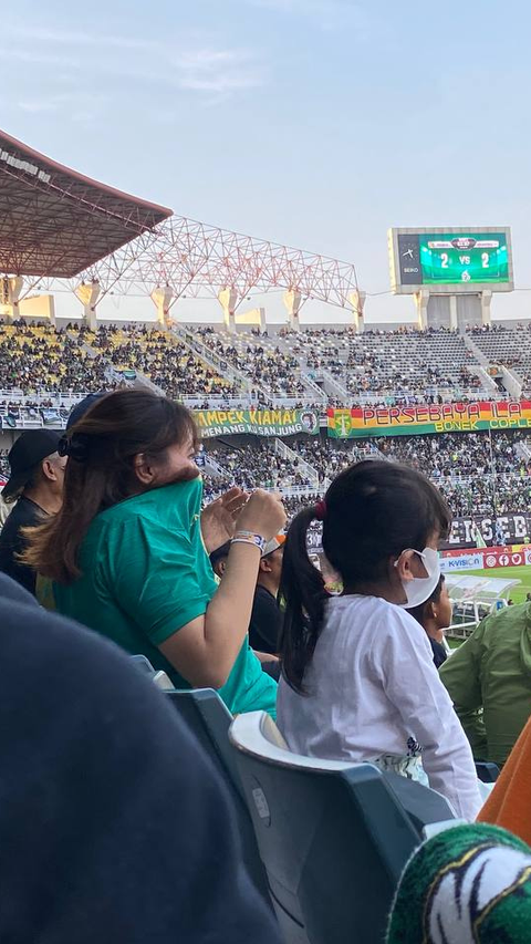 Suporter di Tribun VIP Stadion GBT menutup hidung dengan kaus akibat bau sampah menyeruak