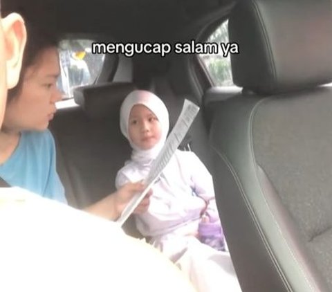 Video Ibu yang Mualaf Ajarkan Pelajaran Agama Islam ke Putrinya Bikin Salut