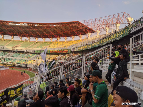 Tips Aman Menonton Sepak Bola di Stadion Gelora Bung Tomo